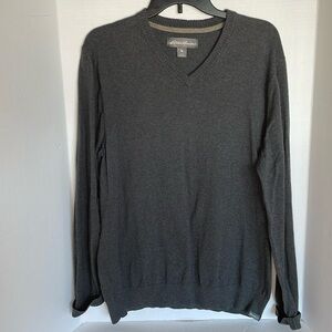 Eddie Bauer gorgeous dark gray V neck light weight sweater Men’s size L